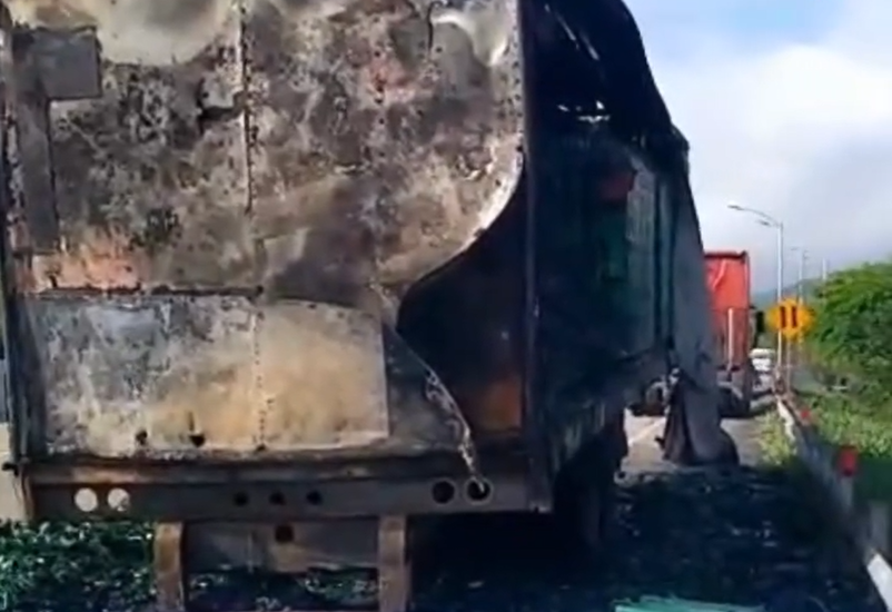 Patana cargada de cerveza se incendia en la autopista Duarte, próximo a Pontón